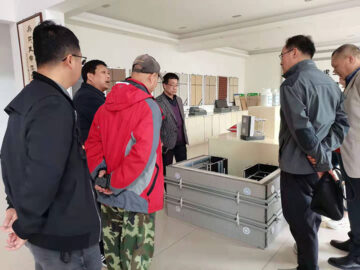 河南省建設(shè)廳科技與標(biāo)準(zhǔn)處康處長、河南省建筑協(xié)會(huì)段秘書長、河南省建筑科學(xué)研究院黃工等一行蒞臨考察